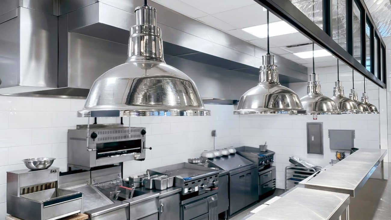 Hvorfor velge Restaurantshop? Bredt produktsortiment Vi tilbyr alt fra køkkenmaskiner, ovner og kjølere til bestikk, tallerkener og serveringsutstyr. Vi representerer ledende tyske og nederlandske merkevarer, kjent for kvalitet og holdbarhet. Ekspertise og rådgivning Våre erfarne medarbeidere står klare til å hjelpe deg med å velge riktig utstyr basert på dine behov og budsjett. Vi forstår hva som kreves i et profesjonelt storkjøkken. Lokal tilgjengelighet Vår butikk i Oslo gjør det enkelt for deg å hente varer eller se produkter på nært hold. Alternativt tilbyr vi rask og pålitelig levering til hele Norge.